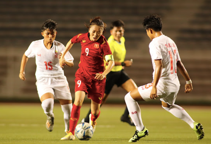 Tuyển nữ Việt Nam (áo đỏ) hạ đẹp Myanmar để giành ngôi nhất bảng B