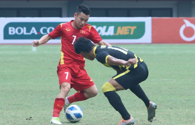 U19 Việt Nam (áo đỏ) tấn công nhiều nhưng kém hiệu quả hơn U19 Malaysia
