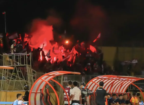 Pháo sáng xuất hiện tại khu vực dành cho cổ động viên Hải Phòng trên sân Vinh, tối 23-7