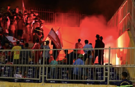 Pháo sáng xuất hiện tại khu vực dành riêng cho CĐV Hải Phòng