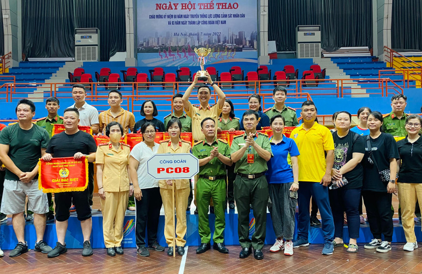 Ban tổ chức trao giải đặc biệt, giải nhất, nhì, ba, khuyến khích cho các đơn vị đoạt giải