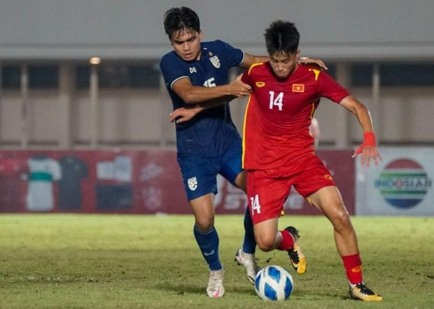 U19 Việt Nam (áo đỏ) và U19 Thái Lan hoà 1-1 sau hai hiệp chính