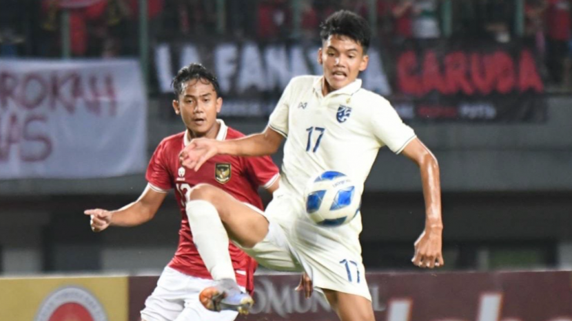 Cầu thủ Thái Lan (áo trắng) bị "cóng chân" trong trận đấu căng thẳng với chủ nhà Indonesia