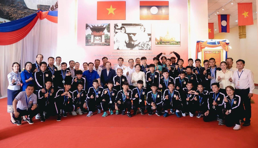 Các cầu thủ U19 Lào tham dự loạt sự kiện mừng công tại quê nhà