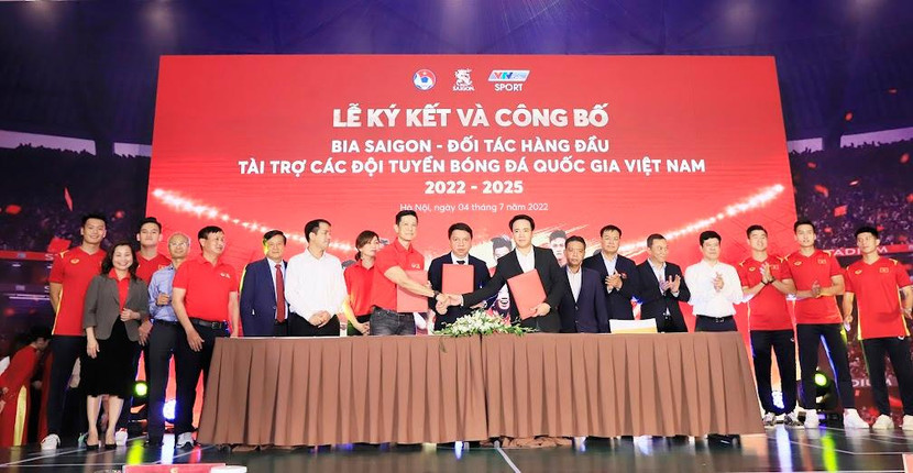 Đại diện VFF, nhà tài trợ tại lễ ký kết