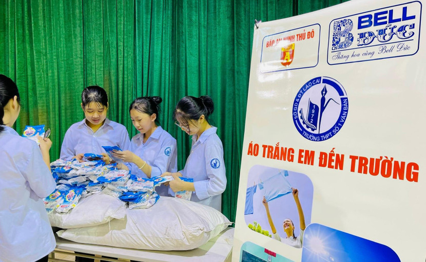 Những tấm áo trắng thơm tho sẽ đồng hành cùng các em học sinh trên hành trình tri thức