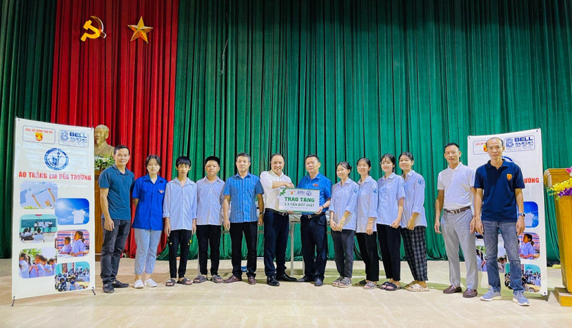 Đoàn công tác An ninh Thủ đô và Công ty Bell Đức trao 3,5 tấn bột giặt cho thầy trò trường THPT số 1 Văn Bàn (Lào Cai)
