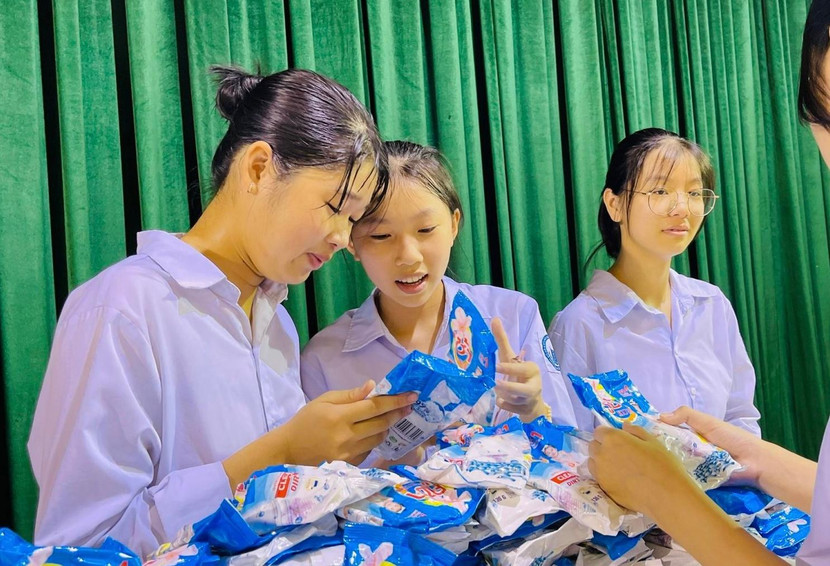 Các em học sinh thích thú với món quà thiết thực từ đoàn công tác