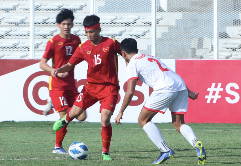 Đình Bắc băng bó vết thương đá hết trận gặp U19 Philippines, chiều 4-7