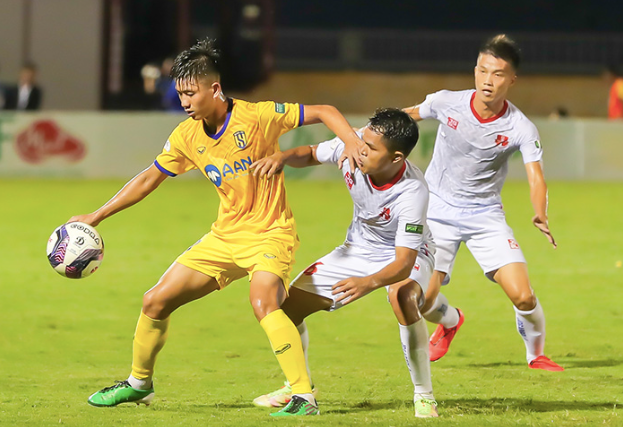 Hải Phòng (áo trắng) tỏ ra hụt hơi trong cuộc cạnh tranh ngôi vô địch lượt đi