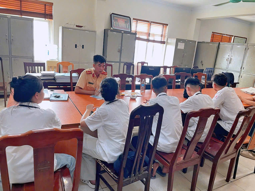 Các em học sinh làm việc tại cơ quan Công an