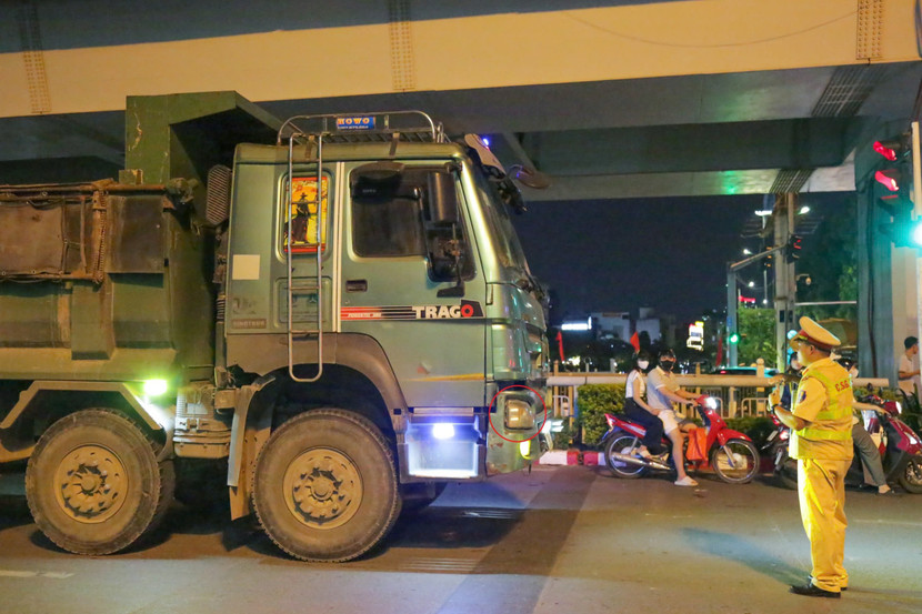 Việc "độ" thêm đèn, còi hơi là hành vi vô cùng nguy hiểm khi tham gia giao thông, nhất là đối với các phương tiện đi ngược chiều
