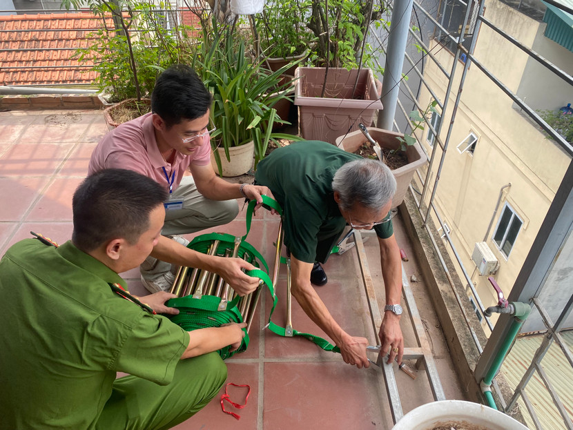 Nhiều chủ nhà trọ đã nhanh chóng lắp đặt hệ thống thang dây, trang bị mặt nạ phòng độc Nhiều chủ nhà trọ đã nhanh chóng lắp đặt hệ thống thang dây, trang bị mặt nạ phòng độc
