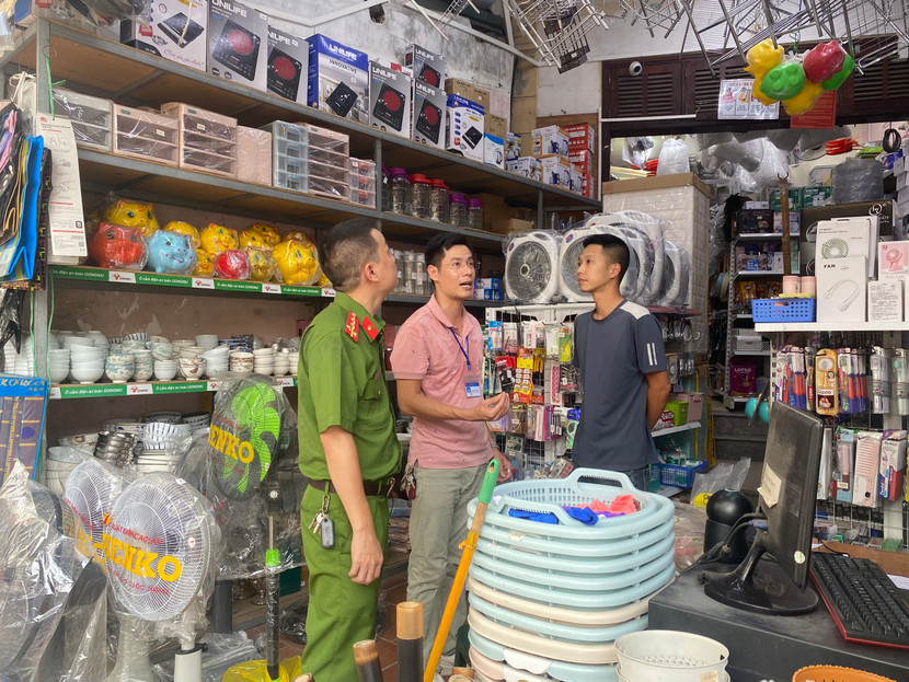 Song song với tuyên truyền, lực lượng chức năng cũng hướng dẫn các hộ kinh doanh lắp đặt thiết bị PCCC&CNCH, đề phòng tình huống xấu xảy ra Song song với tuyên truyền, lực lượng chức năng cũng hướng dẫn các hộ kinh doanh lắp đặt thiết bị PCCC&CNCH, đề phòng tình huống xấu xảy ra