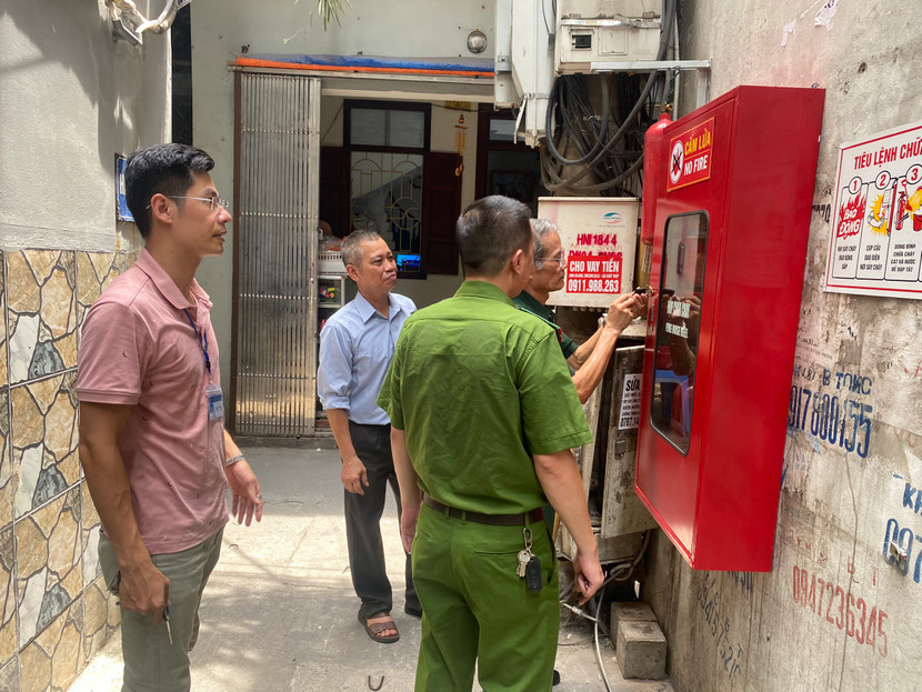 Hàng trăm điểm chữa cháy công cộng được UBND quận Cầu Giấy chỉ đạo xây dựng, lắp đặt trong các ngõ ngách sâu, phục vụ công tác chữa cháy tại chỗ Hàng trăm điểm chữa cháy công cộng được UBND quận Cầu Giấy chỉ đạo xây dựng, lắp đặt trong các ngõ ngách sâu, phục vụ công tác chữa cháy tại chỗ