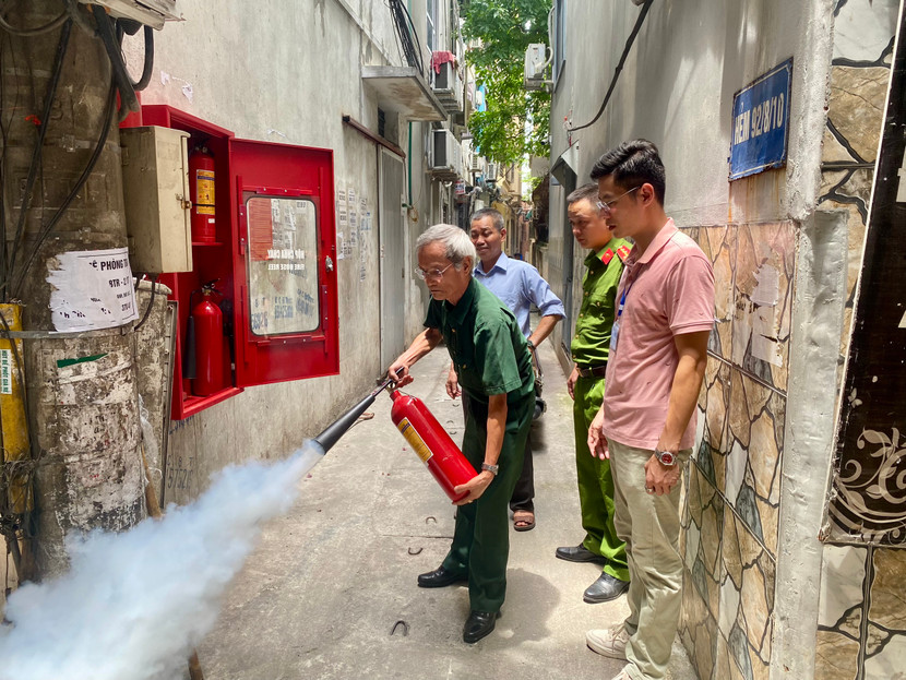 Các thành viên trong tổ dân phố đều thành thạo sử dụng bình chữa cháy Các thành viên trong tổ dân phố đều thành thạo sử dụng bình chữa cháy
