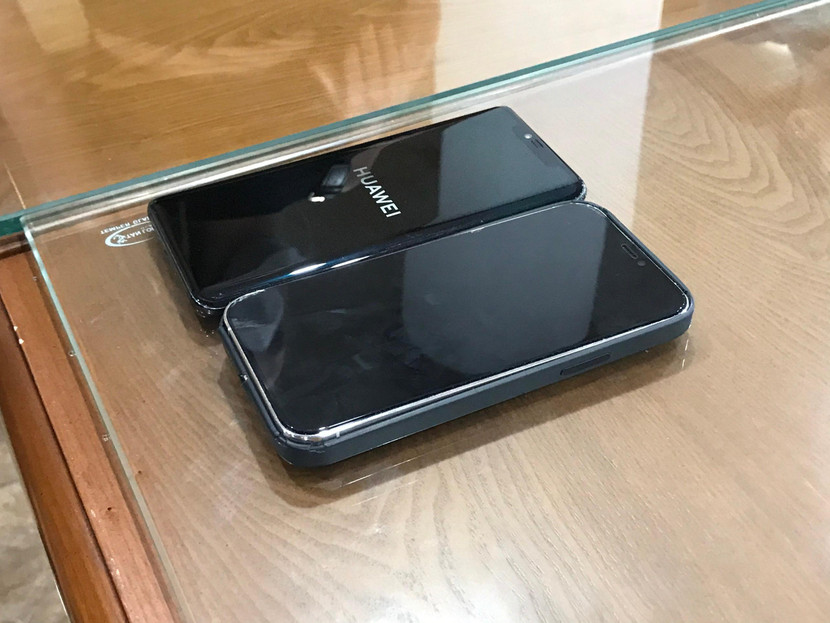 Hai chiếc điện thoại bị lái xe chiếm đoạt Hai chiếc điện thoại bị lái xe chiếm đoạt