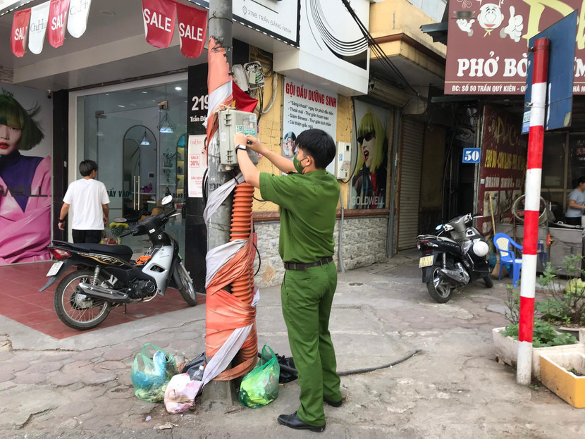 Thậm chí sẽ xử lý nghiêm các cơ sở kinh doanh cho dán tờ rơi, biển quảng cáo sai quy định Thậm chí sẽ xử lý nghiêm các cơ sở kinh doanh cho dán tờ rơi, biển quảng cáo sai quy định