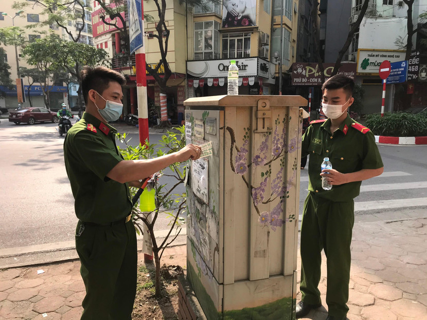 Đoàn thanh niên Công an quận Cầu Giấy tổ chức bóc gỡ toàn bộ tờ rơi, biển quảng cáo dán sai quy định Đoàn thanh niên Công an quận Cầu Giấy tổ chức bóc gỡ toàn bộ tờ rơi, biển quảng cáo dán sai quy định