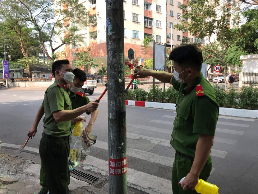 Thông qua việc làm cụ thể để tuyên truyền, vận động quần chúng nhân dân và các hộ kinh doanh thực hiện đúng quy định về quảng cáo Thông qua việc làm cụ thể để tuyên truyền, vận động quần chúng nhân dân và các hộ kinh doanh thực hiện đúng quy định về quảng cáo