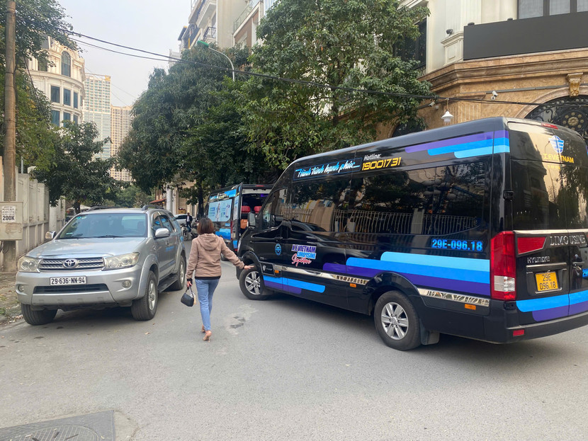 Những chiếc xe ngang nhiên dừng, đỗ trong ngõ gây bức xúc cho người dân