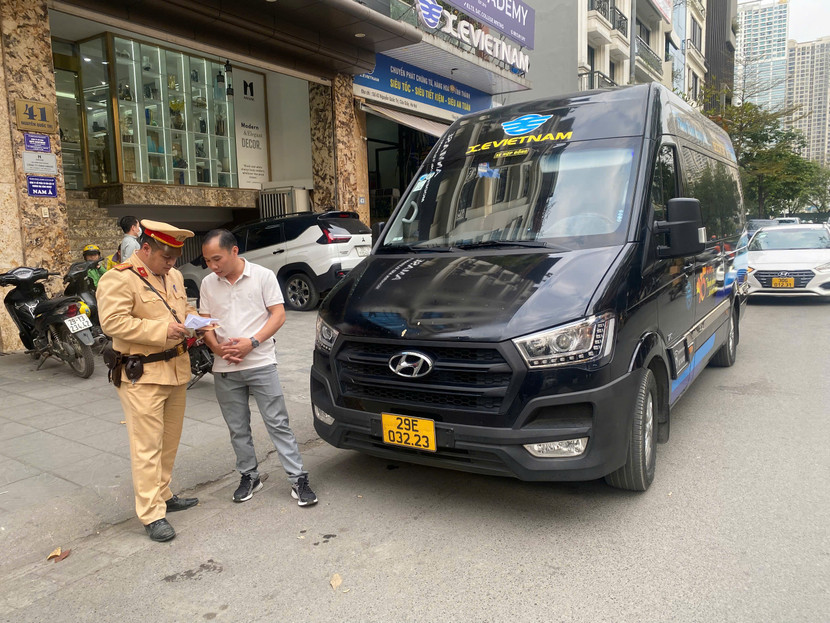 Lực lượng chức năng kiểm tra 1 phương tiện của nhà xe X.E Việt Nam