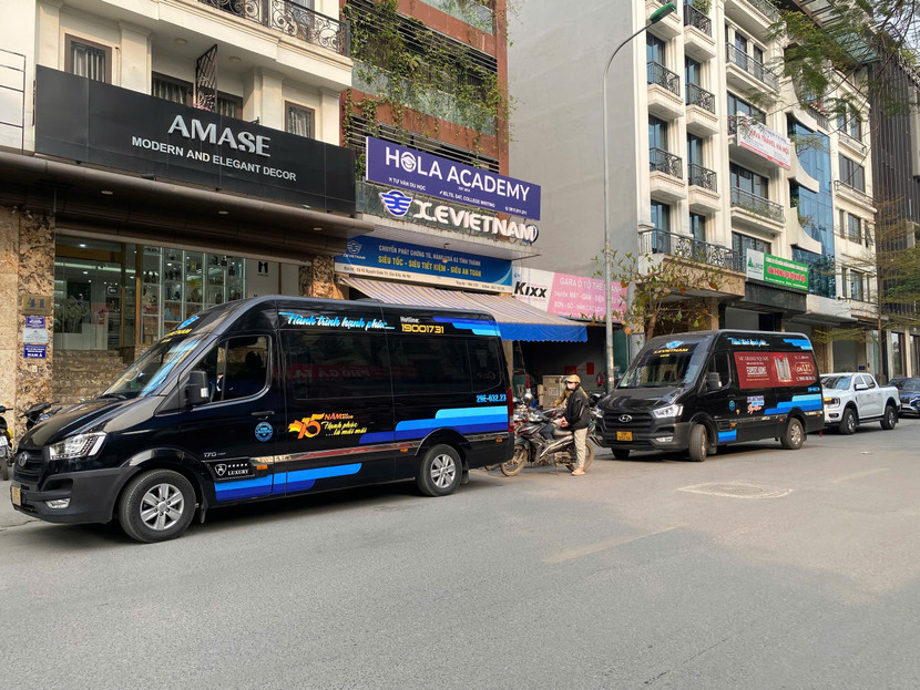 Xe hợp đồng nối đuôi nhau đỗ ngay trước cửa văn phòng nhà xe