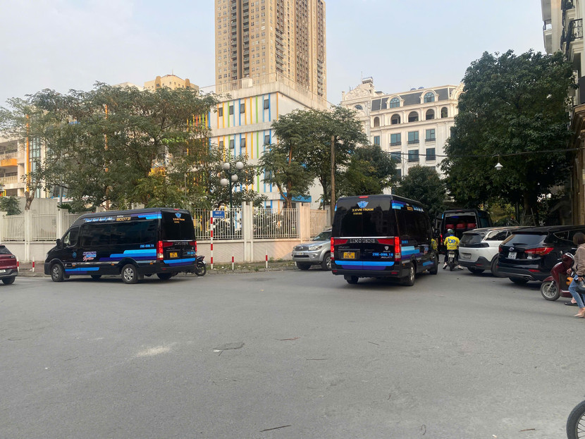 Những chiếc xe này thường đi vào các con ngõ để trả khách gây ùn ứ