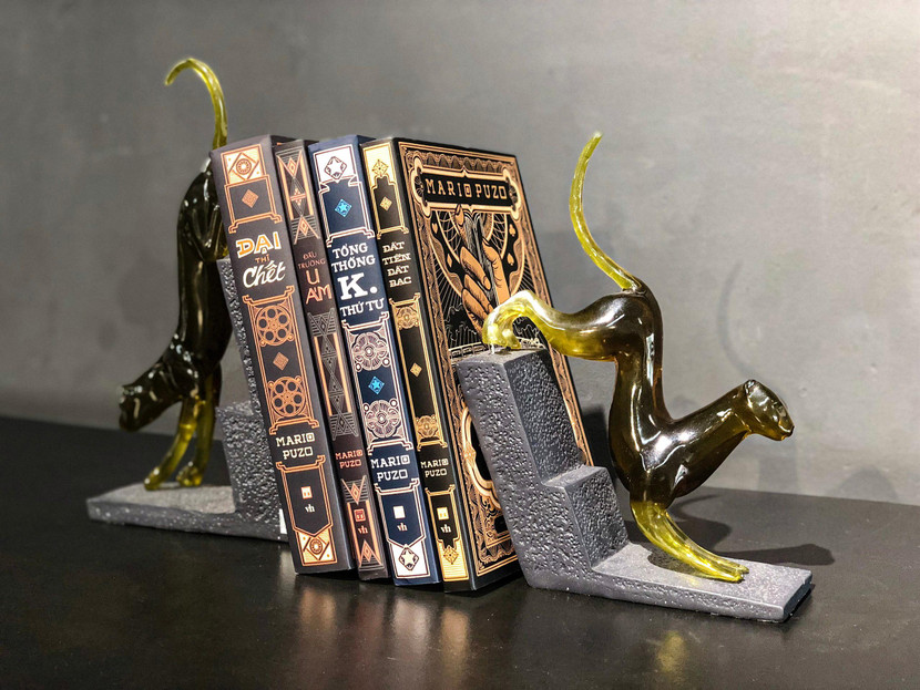 Bộ 4 tiểu thuyết: "Đất tiền đất bạc" , "Dại thì chết" , "Đấu trường u ám" , và "Tổng thống K. thứ tư"