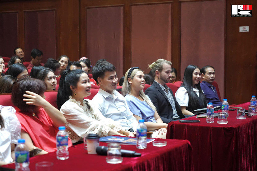 Diệu My (thứ 4 từ phải sang, hàng đầu) được mời vào vị trí đạo diễn của vở nhạc kịch Diệu My (thứ 4 từ phải sang, hàng đầu) được mời vào vị trí đạo diễn của vở nhạc kịch