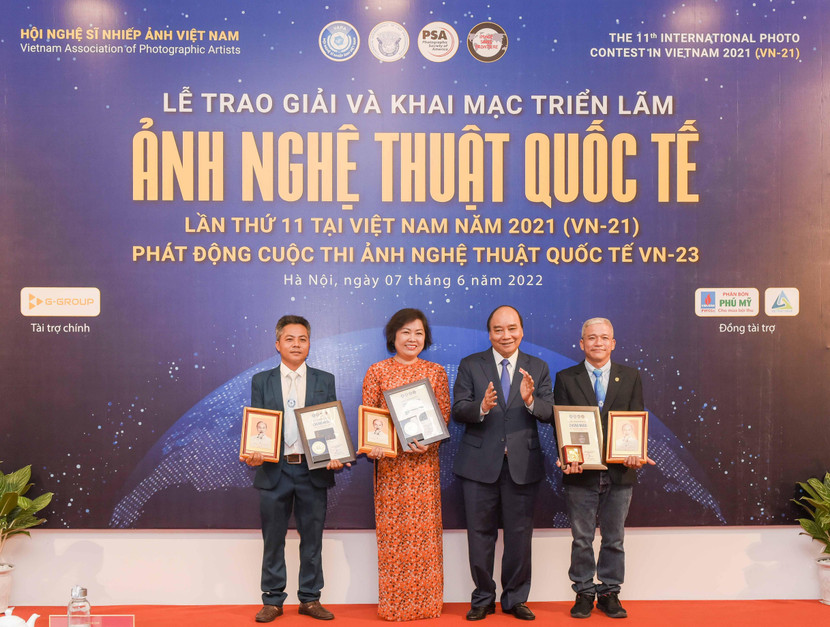 Chủ tịch nước Nguyễn Xuân Phúc trao giải cho các tác giả Việt Nam đoạt Huy chương vàng.