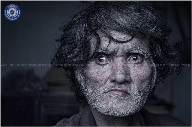 Tác phẩm “Cái nhìn” của Huỳnh Hà – Huy chương vàng.