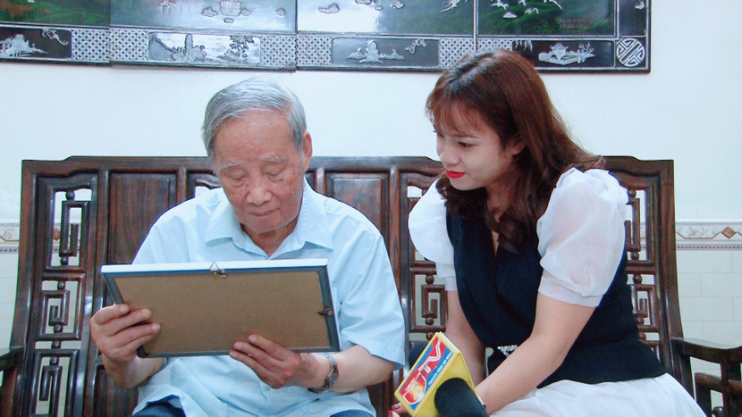 Đồng chí Vũ Oanh, nguyên Ủy viên Bộ Chính trị trò chuyện cùng phóng viên ANTĐ