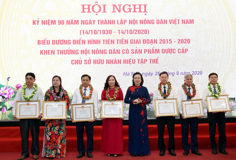 Phó Bí thư Thường trực Thành ủy Hà Nội Ngô Thị Thanh Hằng trao Bằng khen của UBND thành phố Hà Nội cho các cá nhân và tập thể xuất sắc