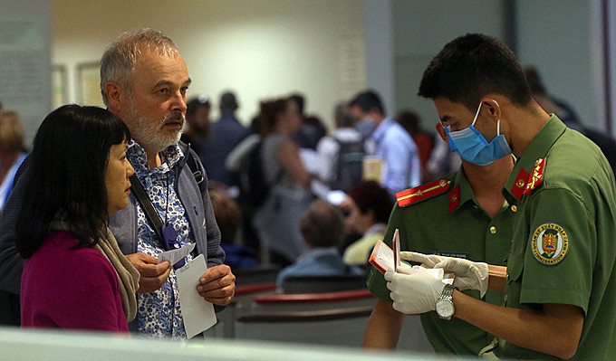 Công an kiểm tra phiếu khai báo y tế của khách nước ngoài Công an kiểm tra phiếu khai báo y tế của khách nước ngoài