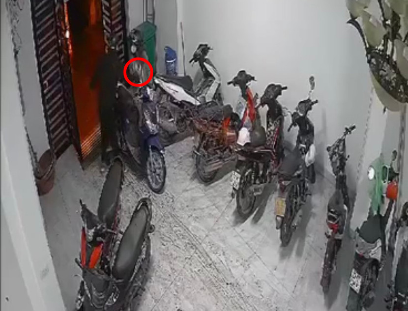 Đối tượng thực hiện hành vi sàm sỡ, quấy rối tình dục nạn nhân (Ảnh cắt từ clip)