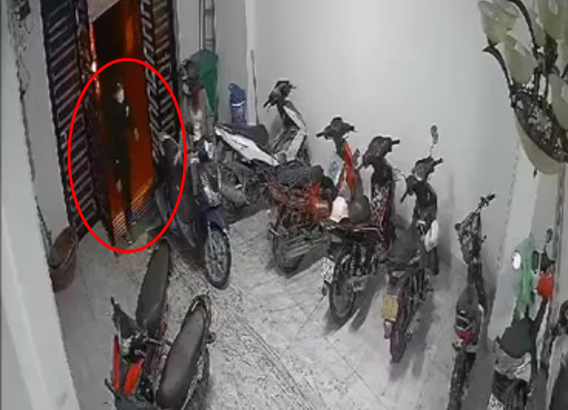 Nam thanh niên đi theo ngay sau cô gái để vào trong khu nhà (Ảnh cắt từ clip)