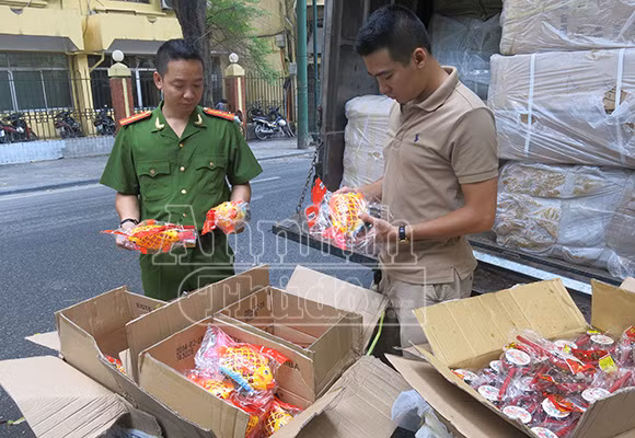 “Chặn đứng” một xe tải đồ chơi chưa kiểm định, từ Móng Cái về Hà Nội ảnh 4