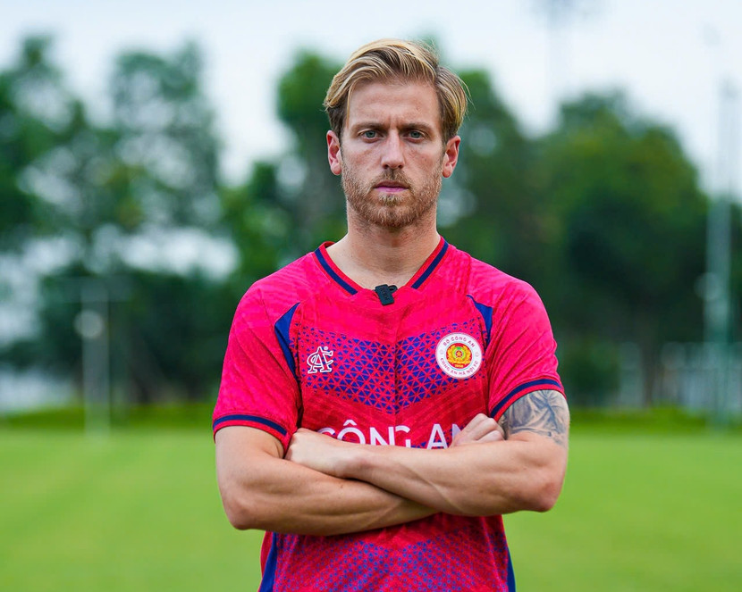 Stefan Mauk – “Bom tấn” từ xứ sở chuột túi Ngoại binh Stefan Mauk là bản hợp đồng đình đám nhất của Công an Hà Nội hè này. Tiền vệ người Úc từng khoác áo Adelaide United và giữ băng thủ quân tại A-League, từng thi đấu ở Nhật Bản và châu Âu, mang trong mình phẩm chất thủ lĩnh, tinh thần chiến đấu mạnh mẽ cùng khả năng tổ chức lối chơi linh hoạt. Được định giá khoảng 650.000 euro (tương đương 20 tỷ đồng), Mauk không chỉ nâng tầm tuyến giữa mà còn hứa hẹn tạo ra sức bật mới cho lối chơi tấn công của đội.