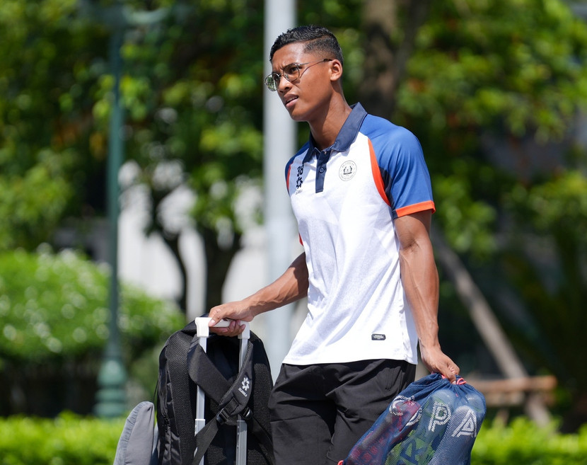 Adou Minh - Tấm lá chắn thép gốc Pháp Leygley Adou Minh (sinh năm 1997) mang 2 dòng máu Việt - Pháp, từng chơi cho Hà Tĩnh trước khi cập bến Công an Hà Nội FC. Sở trường đá trung vệ, Adou Minh nổi bật với thể hình tốt (1m78), khả năng không chiến và đọc tình huống chuẩn xác. Kinh nghiệm V-League giúp anh nhanh chóng hòa nhập, bổ sung sự an toàn cho hệ thống phòng ngự của HLV Mano Polking.