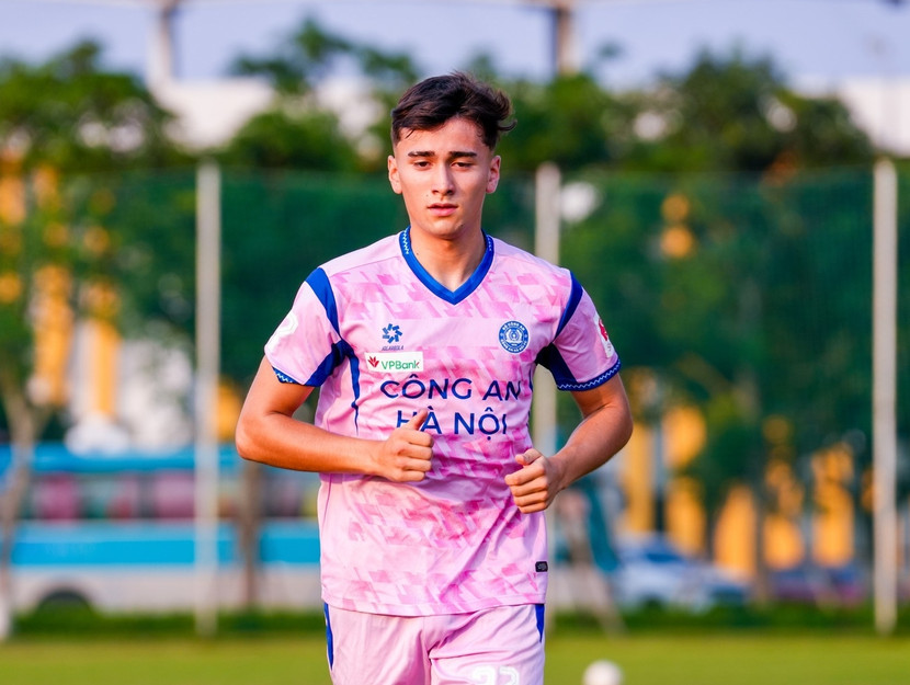 Brandon Ly - Niềm hy vọng từ bóng đá Anh Brandon Ly sinh ra và lớn lên tại Anh, có bố là người Việt, mẹ là người Ireland. Cầu thủ sinh năm 2005 là tiền vệ trung tâm trưởng thành từ hệ thống đào tạo của Burnley. Sở hữu kỹ thuật gọn gàng, tư duy chuyền bóng hiện đại và khả năng điều tiết trận đấu, Brandon được đánh giá là một trong những Việt kiều sáng giá nhất gia nhập V-League năm nay. Môi trường bóng đá Anh giúp anh có nền tảng thể lực tốt và sự tự tin khi cầm bóng dưới áp lực.