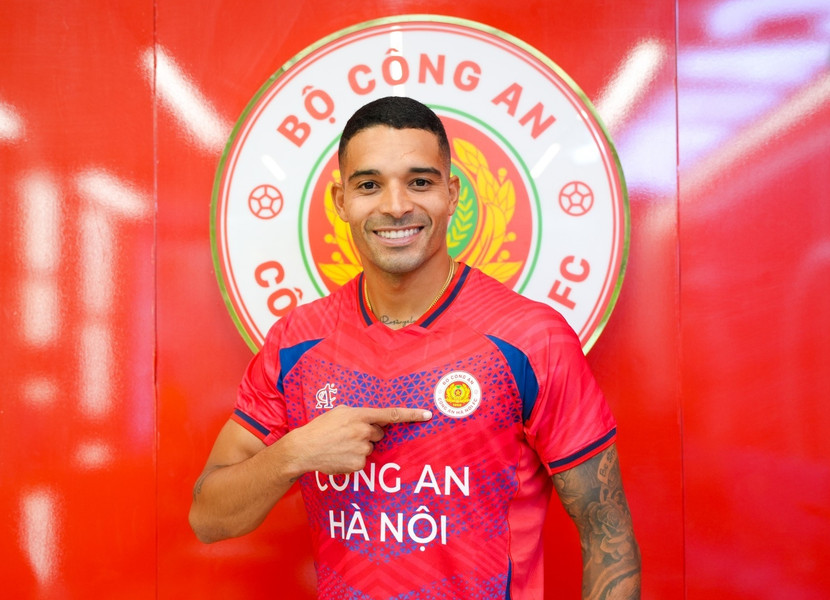 Rogerio Alves - Làn gió Samba trên hàng công Tân binh Rogerio Alves sinh năm 1996, mang phong cách chơi bóng tốc độ, kỹ thuật và giàu tính đột biến. Chân sút người Brazil từng chinh chiến ở các giải đấu khắc nghiệt như Kazakhstan, UAE và Ukraine, tích lũy nhiều kinh nghiệm quý báu trước khi đến Việt Nam. Gia nhập Công an Hà Nội đúng mùa giải tranh tài tại ASEAN Club Championship và AFC Champions League 2, Rogerio được kỳ vọng sẽ gia tăng sức mạnh tấn công, đem đến những pha bứt phá và tạo ra sự khác biệt ở cả đấu trường quốc nội lẫn quốc tế.