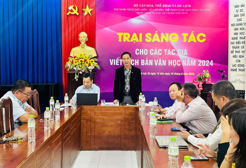 Ông Nguyễn Tiến Hải, Phó Giám đốc Sở VHTTDL tỉnh Lâm Đồng phát biểu tại lễ bế mạc trại sáng tác