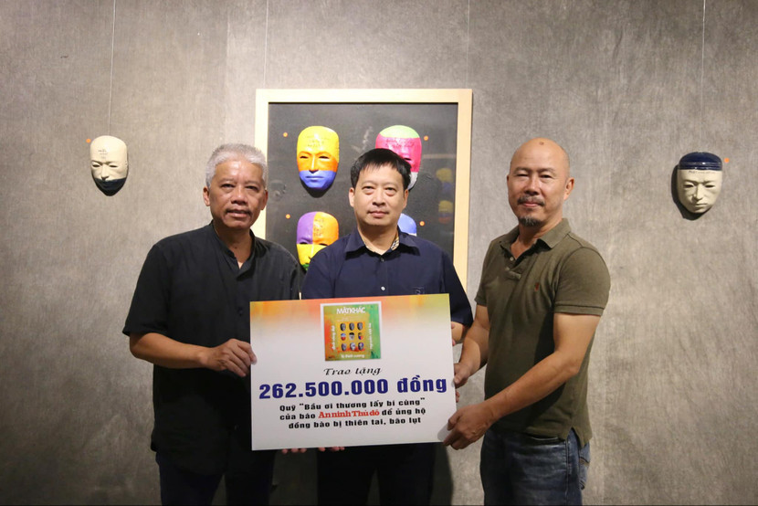 Đại diện 3 nghệ sĩ trao tặng số tiền 262.500.000 đồng tới quỹ "Bầu ơi thương lấy bí cùng" của báo An ninh Thủ đô Đại diện 3 nghệ sĩ trao tặng số tiền 262.500.000 đồng tới quỹ "Bầu ơi thương lấy bí cùng" của báo An ninh Thủ đô