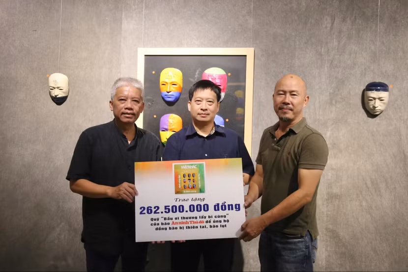 Đại diện 3 nghệ sĩ trao tặng số tiền 262.500.000 đồng tới quỹ "Bầu ơi thương lấy bí cùng" của báo An ninh Thủ đô