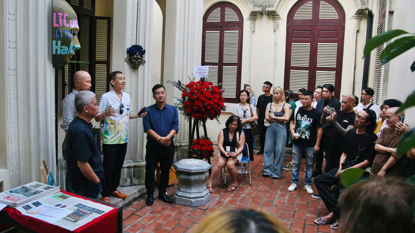 Triển lãm thu hút đông đảo bạn bè của các nghệ sĩ và những người yêu nghệ thuật tới thưởng lãm (ảnh: Thuần Thư)