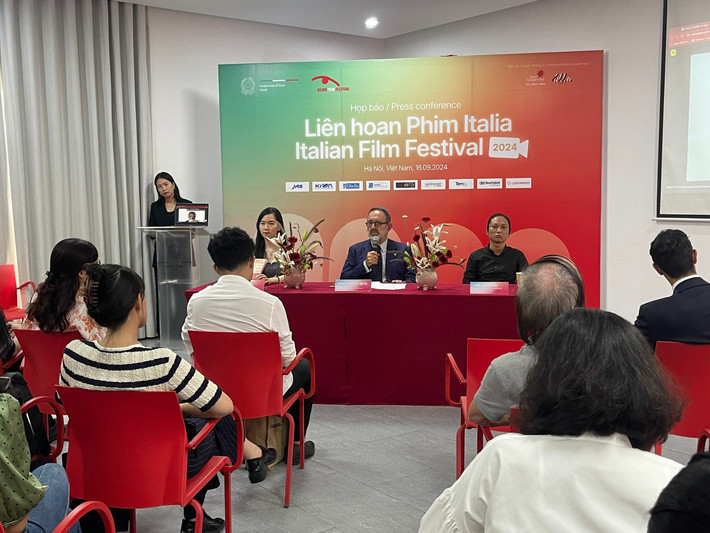 Đại sứ Italy tại Việt Nam Marco della Seta phát biểu tại Họp báo Liên hoan phim Italy 2024