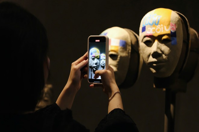 Tác phẩm mặt nạ tại trưng bày đã được sưu tầm hết. Tác phẩm mặt nạ tại trưng bày đã được sưu tầm hết.