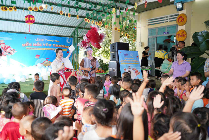 Lễ hội Trung thu và trao quà cho trẻ em tại Trường Mầm non xã Đắk Tờ Kan, huyện Tu Mơ Rông, tỉnh Kon Tum - Địa điểm hỗ trợ đầu tiên của chương trình Quỹ dinh dưỡng