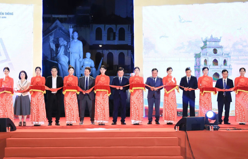 Các đại biểu cắt băng khai mạc Hội sách Hà Nội năm 2024 Các đại biểu cắt băng khai mạc Hội sách Hà Nội năm 2024